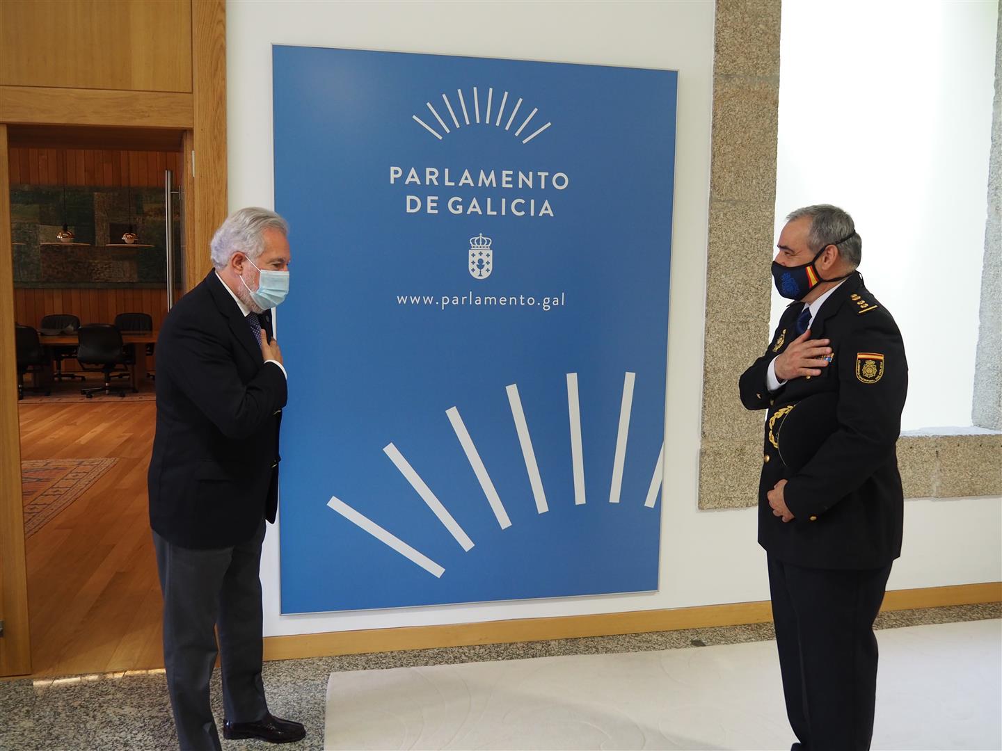 O comisario xefe de Santiago de Compostela visita o Parlamento de Galicia